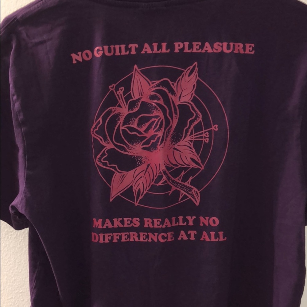 Simple graphic tee! - Picture 4 of 4